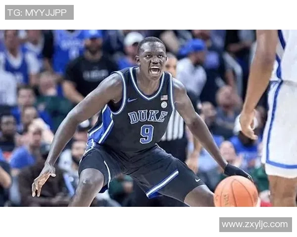 美记:马卢阿奇在内线全力防下杨瀚森 弗莱明快攻反击果断出手 美记:马卢阿奇在内线全力防下杨瀚森 弗莱明快攻反击果断出手